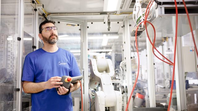 NORMA Group-Mitarbeiter überwacht und steuert Montageprozess