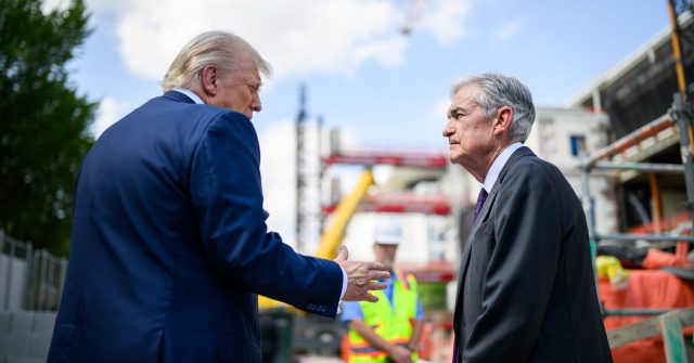 Donald Trump spricht zu Jerome Powell