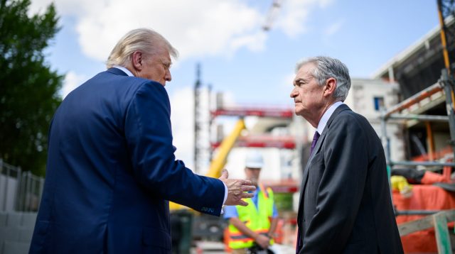 Donald Trump spricht zu Jerome Powell