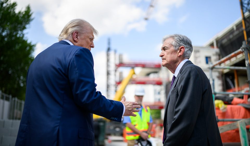 Donald Trump spricht zu Jerome Powell