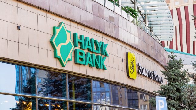 Halyk Bank Logo in Almaty, Kasachstan