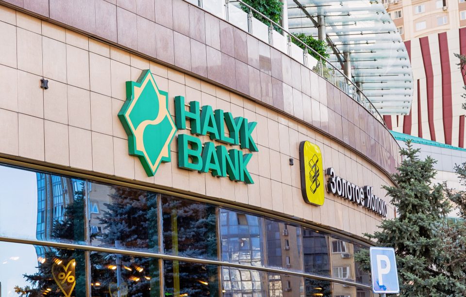 Halyk Bank Logo in Almaty, Kasachstan