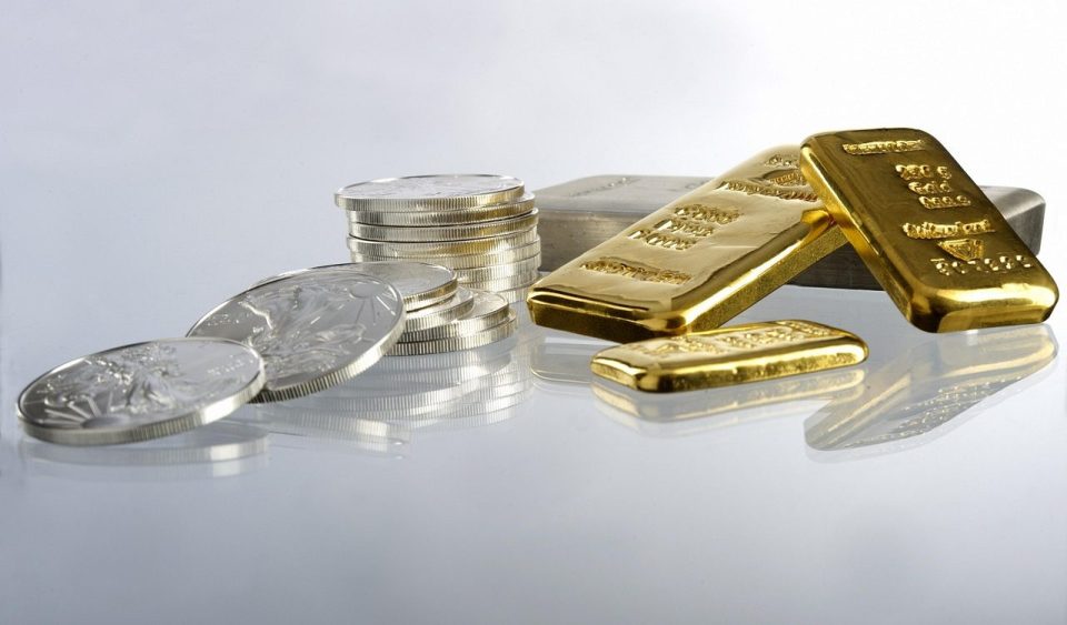 Silbermünzen und Goldbarren