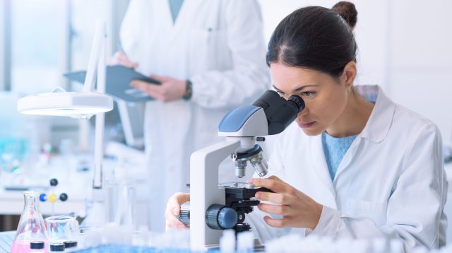 Forscher in einem klinischen Labor