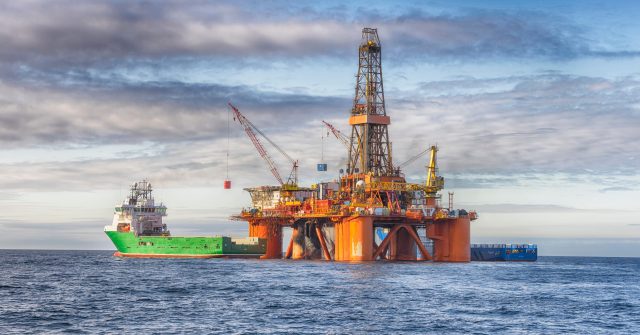 Versorgungsschiff während des Betriebs neben einer Bohrinsel