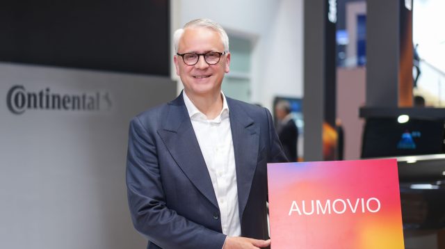 Philipp von Hirschheydt mit dem Aumovio Logo