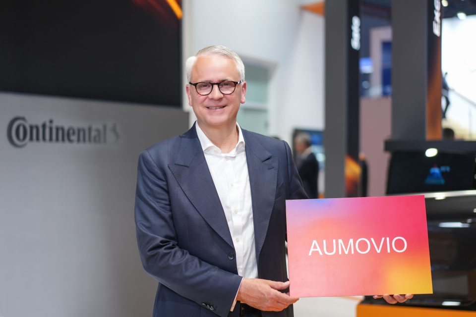 Philipp von Hirschheydt mit dem Aumovio Logo