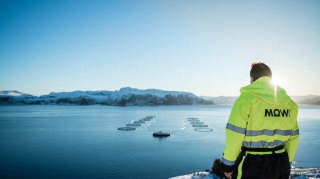 Mowi-Mitarbeiter vor einer Fischzucht