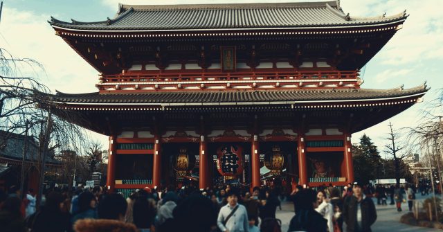 Menschenmenge vor einem Tempel in Tokio, Japan