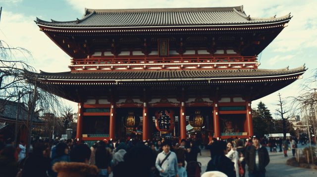 Menschenmenge vor einem Tempel in Tokio, Japan