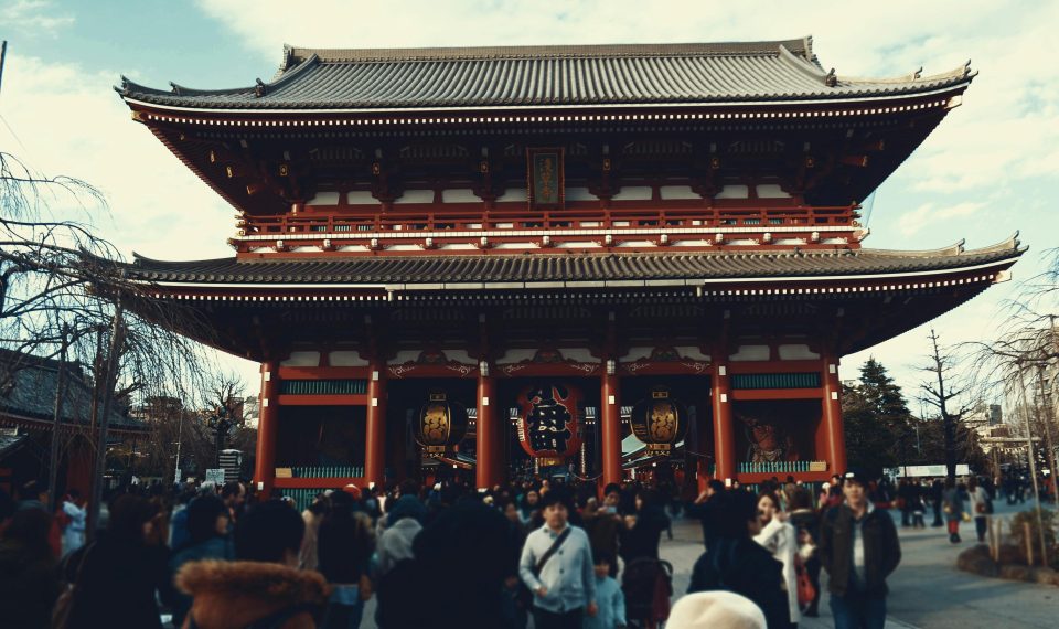 Menschenmenge vor einem Tempel in Tokio, Japan