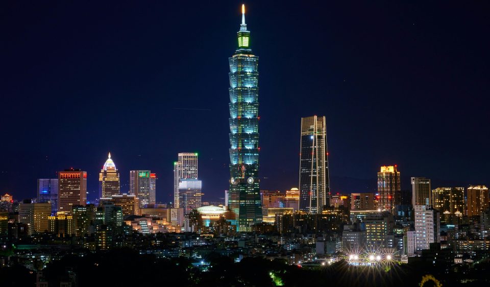 Taiwans Hauptstadt Taipeh bei Nacht