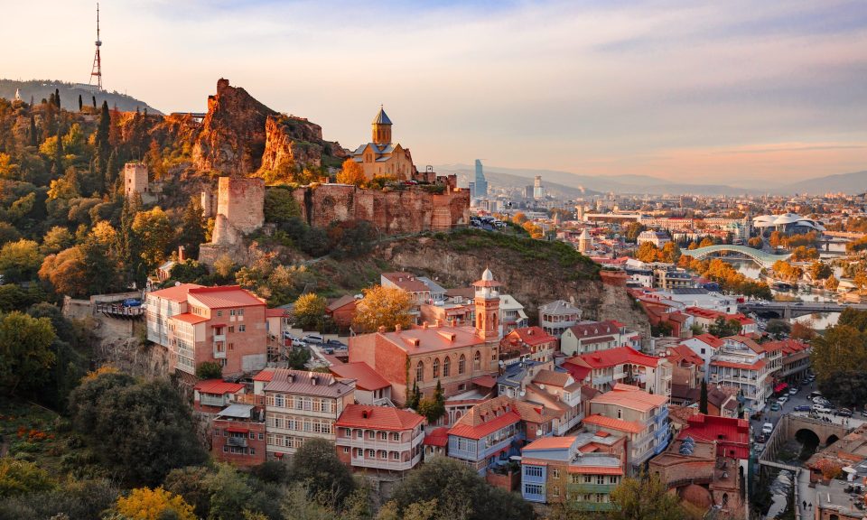 Blick auf die Altstadt in Tiflis, Georgien