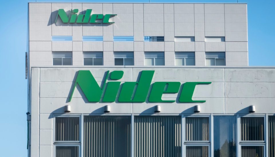 Nidec Logo an einer Fassade