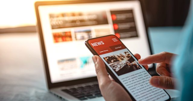 Handy mit den neuesten Nachrichten