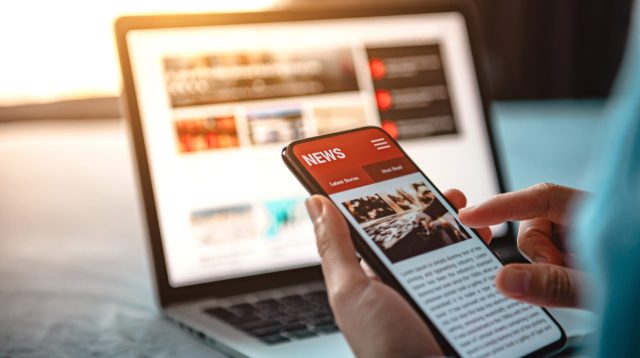 Handy mit den neuesten Nachrichten