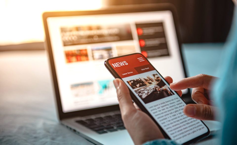 Handy mit den neuesten Nachrichten