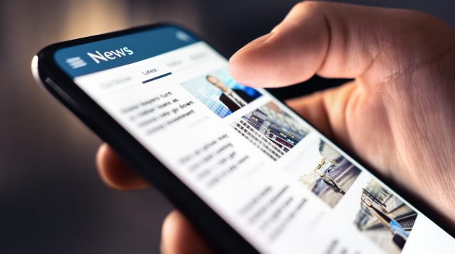 Handy mit den neusten Nachrichten