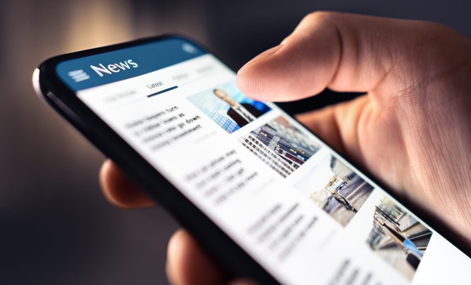 Handy mit den neusten Nachrichten