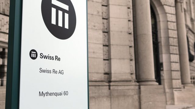 Swiss Re Logo am Firmensitz am Mythenquai.