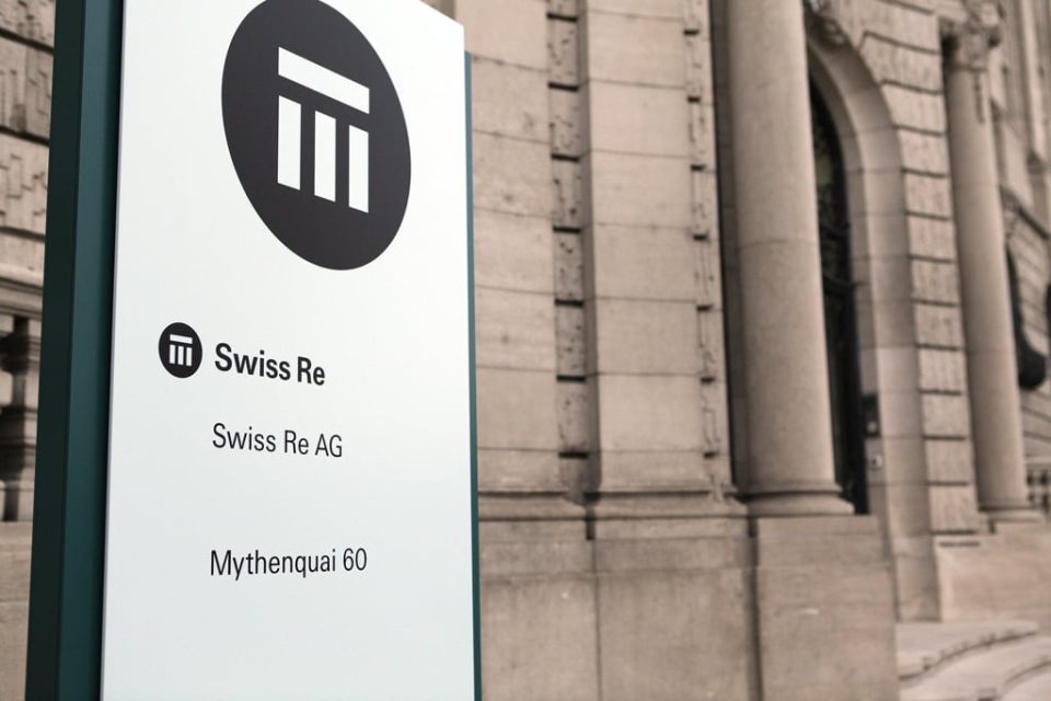 Swiss Re Logo am Firmensitz am Mythenquai.