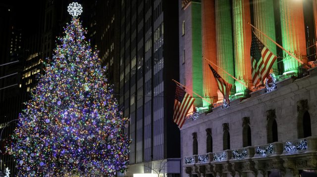 Weihnachtsbaum vor der New Yorker Wall Street