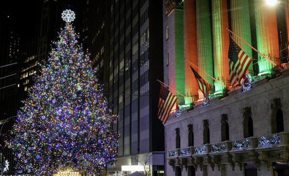 Weihnachtsbaum vor der New Yorker Wall Street