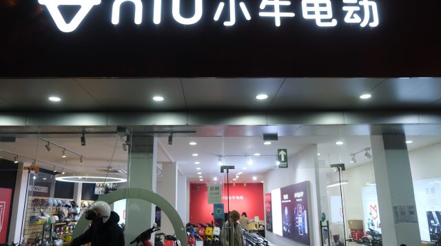 Fassade eines Niu Technologies Geschäfts in Shanghai