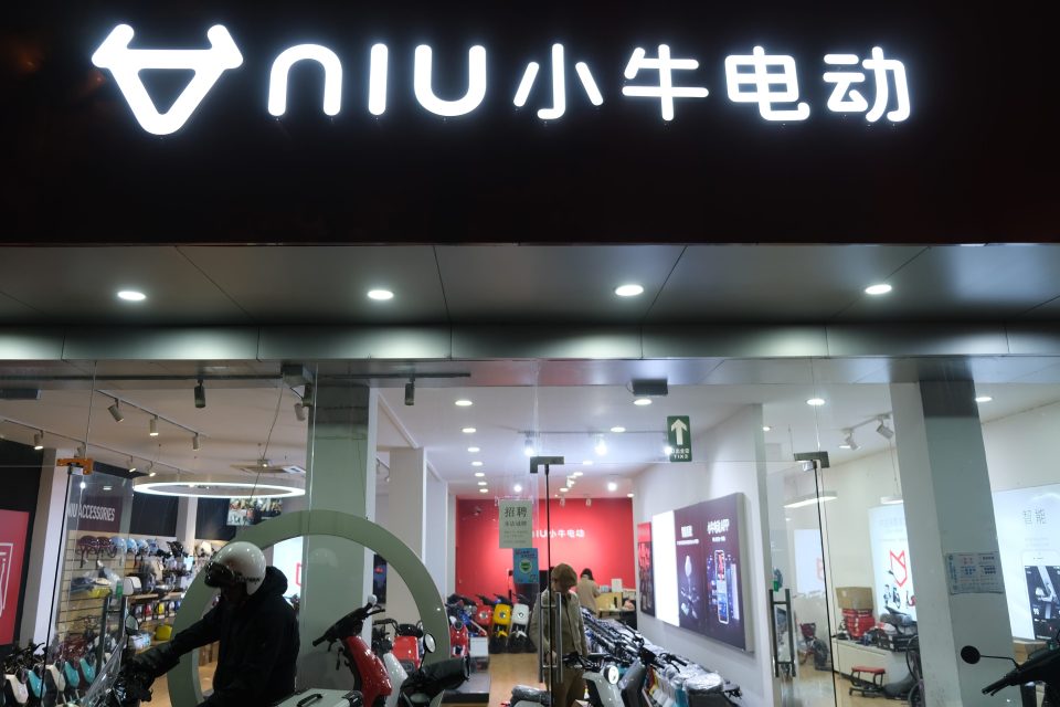 Fassade eines Niu Technologies Geschäfts in Shanghai