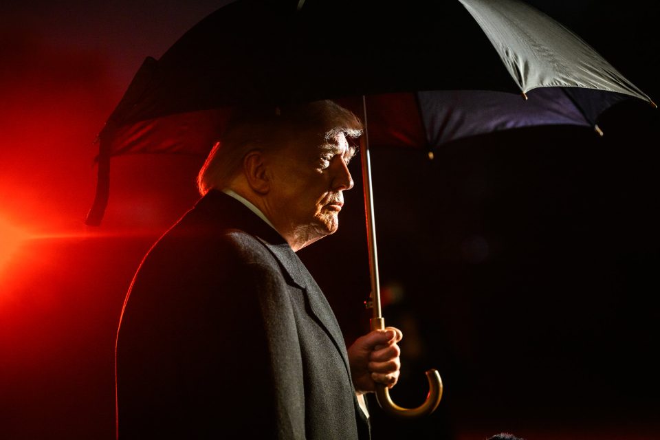 Donald Trump spricht mit Reportern am South Lawn