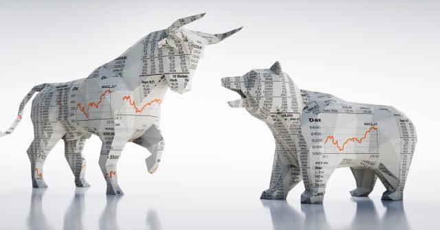 Bulle und Bär aus Börsen-Zeitungspapier