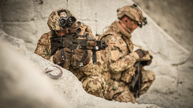 Infanterist der Zukunft. Ceotronics, Rheinmetall und Bundeswehr