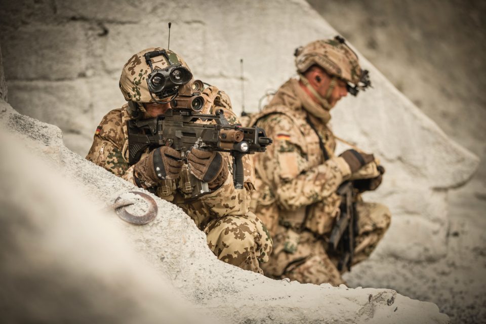 Infanterist der Zukunft. Ceotronics, Rheinmetall und Bundeswehr