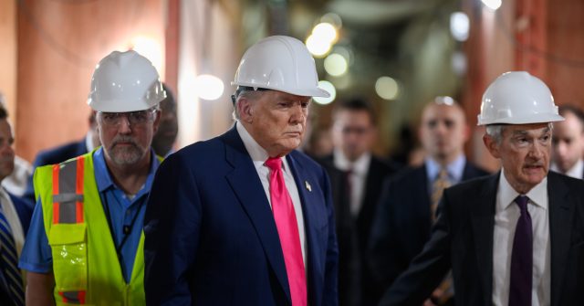 Präsident Donald Trump besichtigt die Federal Reserve zusammen mit dem Fed-Vorsitzenden Jerome Powell.