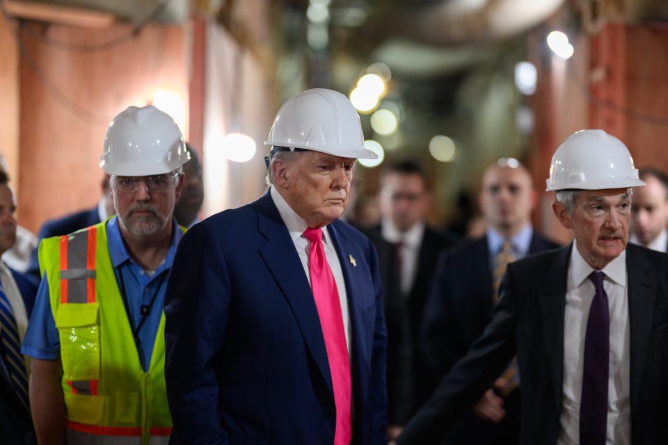 Präsident Donald Trump besichtigt die Federal Reserve zusammen mit dem Fed-Vorsitzenden Jerome Powell.