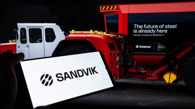 Sandvik Logo mit Baumaschine im Hintergrund