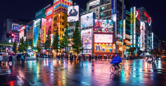 Straßenkreuzung in Akihabara, Tokio
