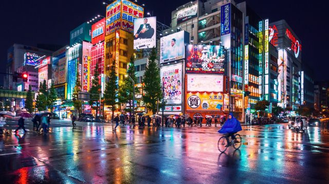 Straßenkreuzung in Akihabara, Tokio