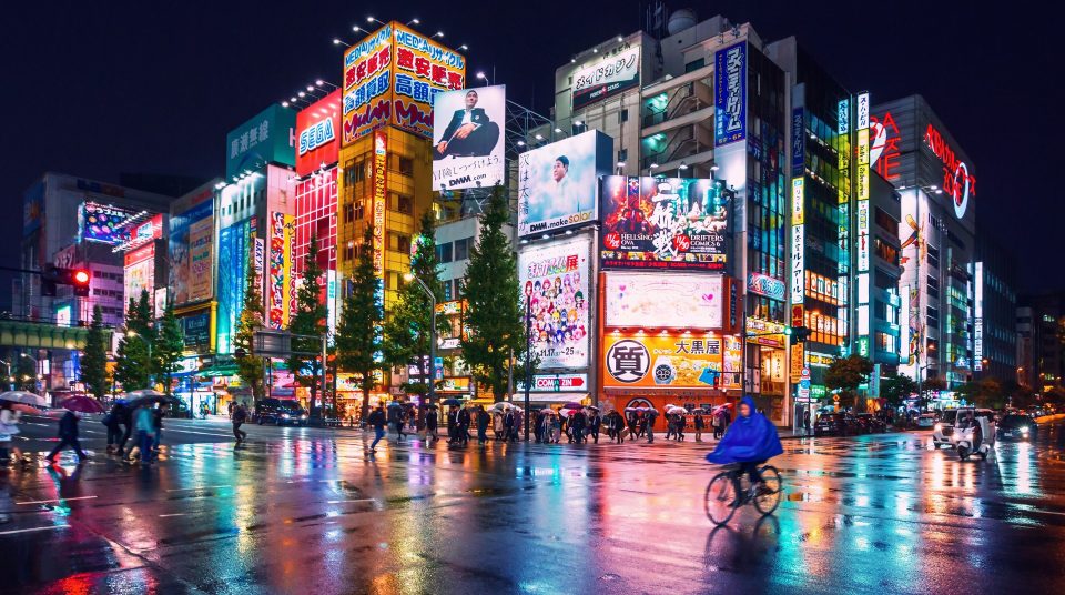 Straßenkreuzung in Akihabara, Tokio