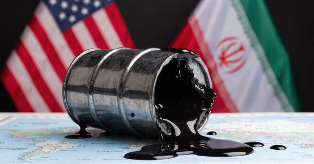 Ölteppich auf Weltkarte mit US-amerikanischen und iranischen Flaggen symbolisiert Spannungen und Angriffe.