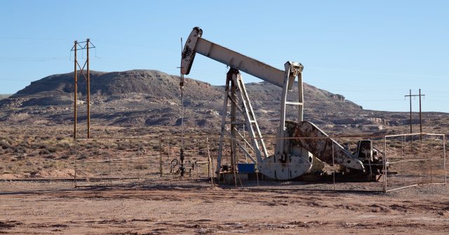Alte Ölförderanlage in der Wüste bei Bluff, Utah
