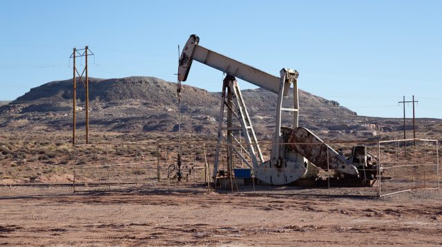 Alte Ölförderanlage in der Wüste bei Bluff, Utah