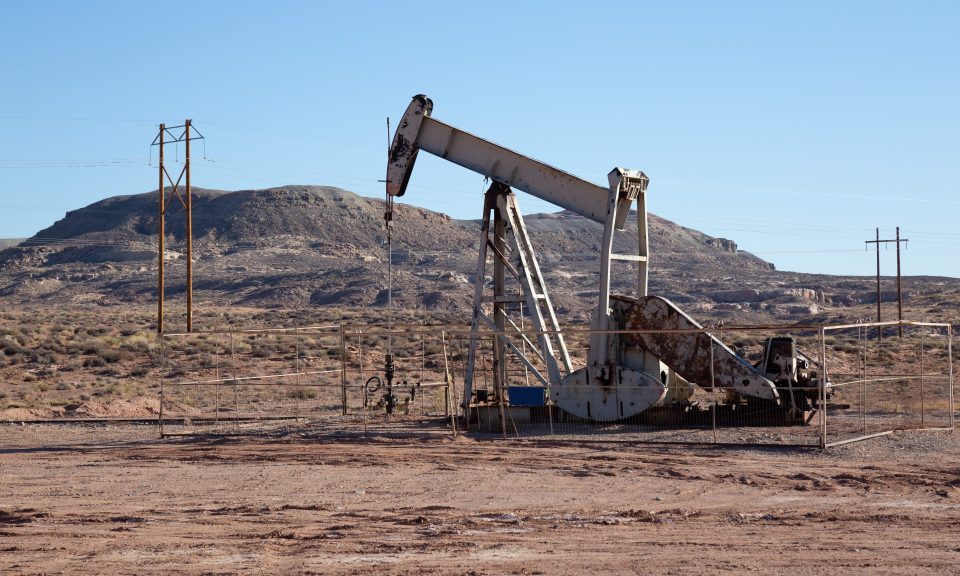 Alte Ölförderanlage in der Wüste bei Bluff, Utah