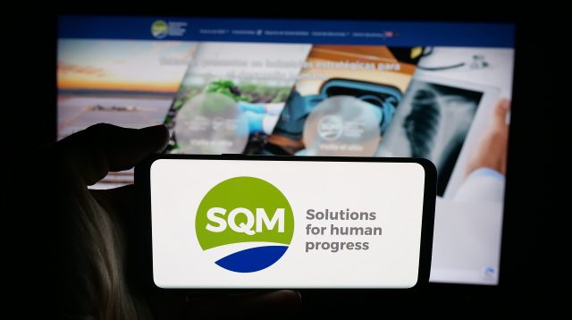 Das Logo des Chemiekonzerns SQM