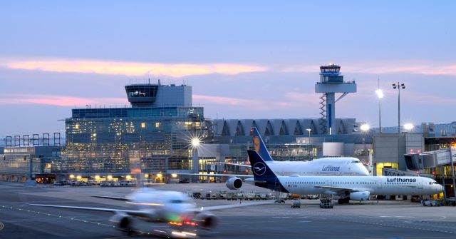 Vorfeldkontrolle mit Tower in der Dämmerung