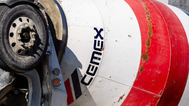 Cemex Logo auf einem Betonmischwagen