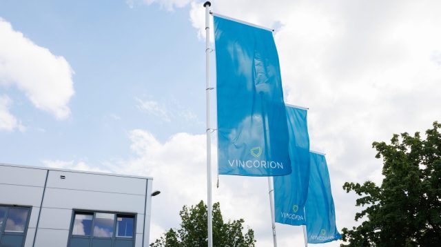 Flaggen vor Vincorion in Wedel