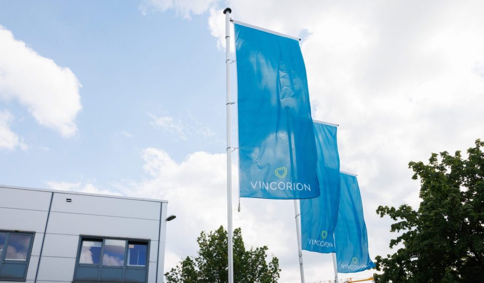 Flaggen vor Vincorion in Wedel