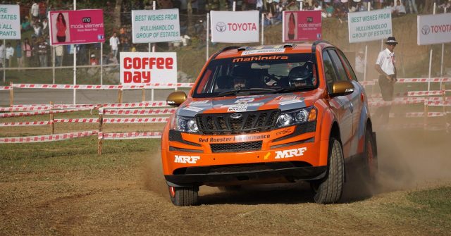 Mahindra Auto bei einer Rally