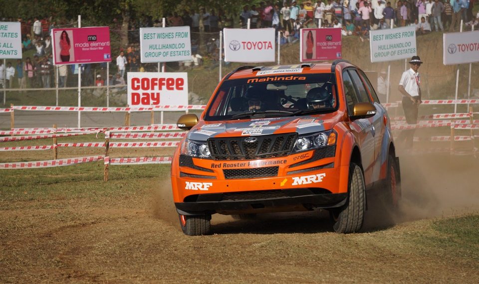 Mahindra Auto bei einer Rally